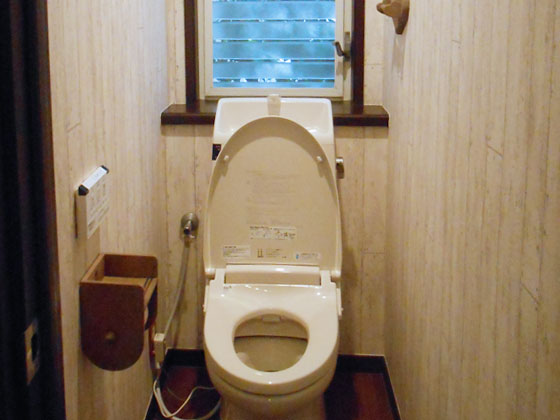 岡山市中区のトイレリフォーム事例 まるでカフェのような木目調のオシャレなトイレ