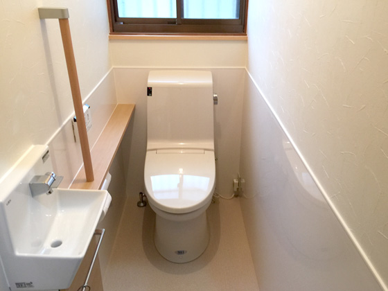 瀬戸内市のトイレリフォーム事例 間仕切り撤去と壁紙の工夫で明るく広々としたトイレ