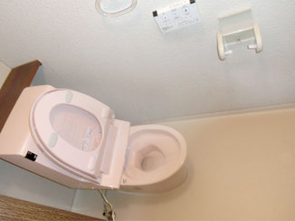 トイレリフォーム 配管を移設し縁のない便器で清掃性と利便性を向上させたトイレ