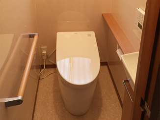 トイレリフォーム 広々タンクレストイレで、掃除のしやすい広い空間に