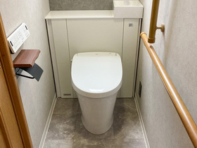 トイレリフォーム床の高さを変え、入りやすくしたトイレ